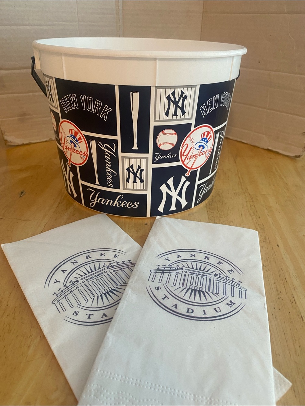 New York Yankees popcorn bucket w 2 new Yankee stadium napkins